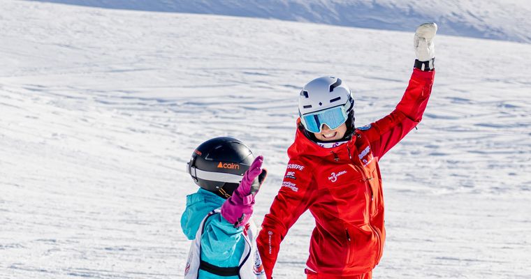 Petites filles et leur monitrice de ski ESF Menuires